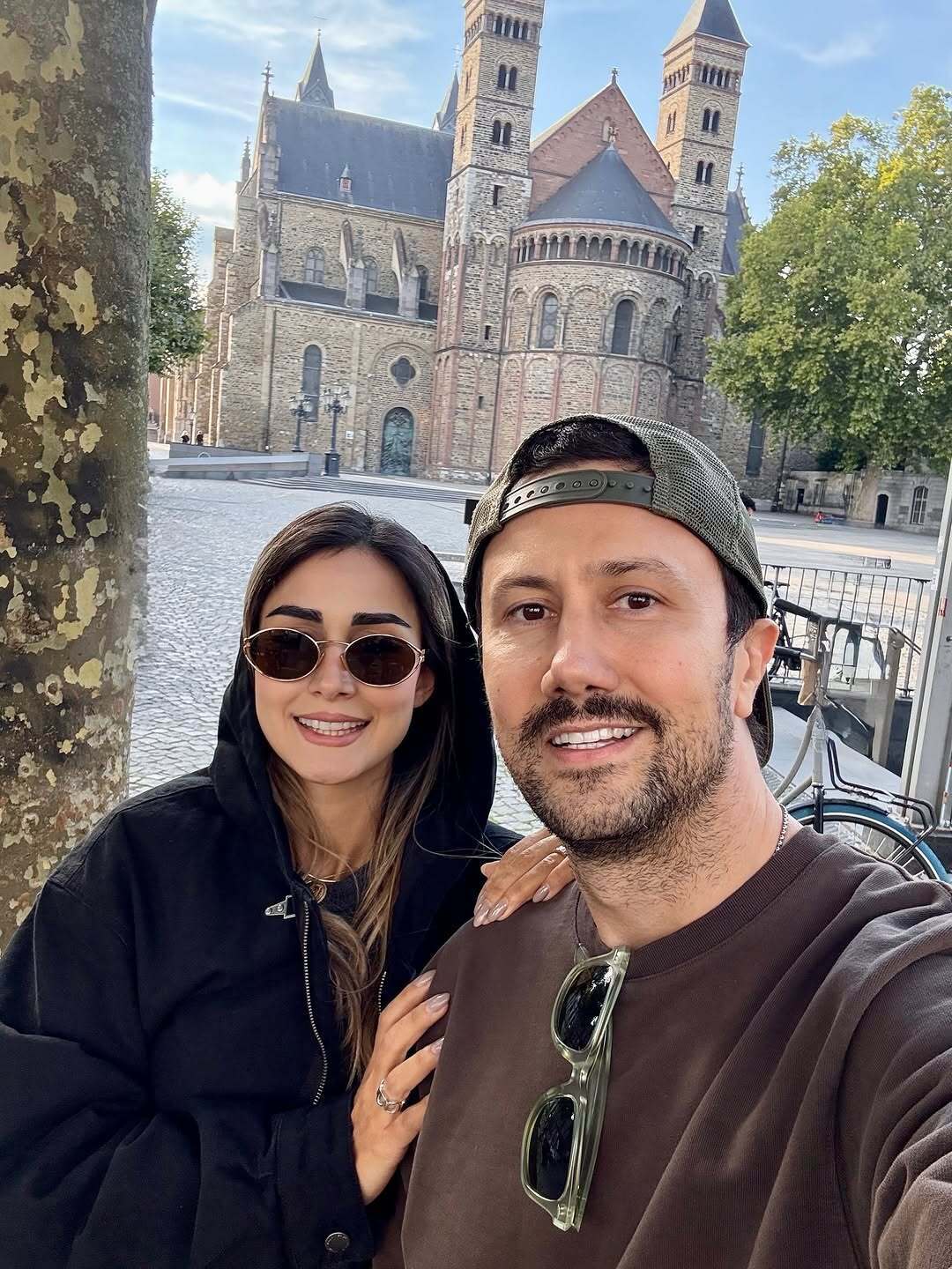 (عکس) سلفی شاهرخ استخری و همسرش مقابل کلیسای سن سرواتیوس ماستریخت
