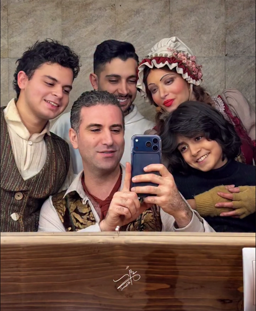 (عکس) سلفی هوتن شکیبا، بهنوش طباطبایی و رایان سرلک در شب آخر نمایش اولیور توئیست