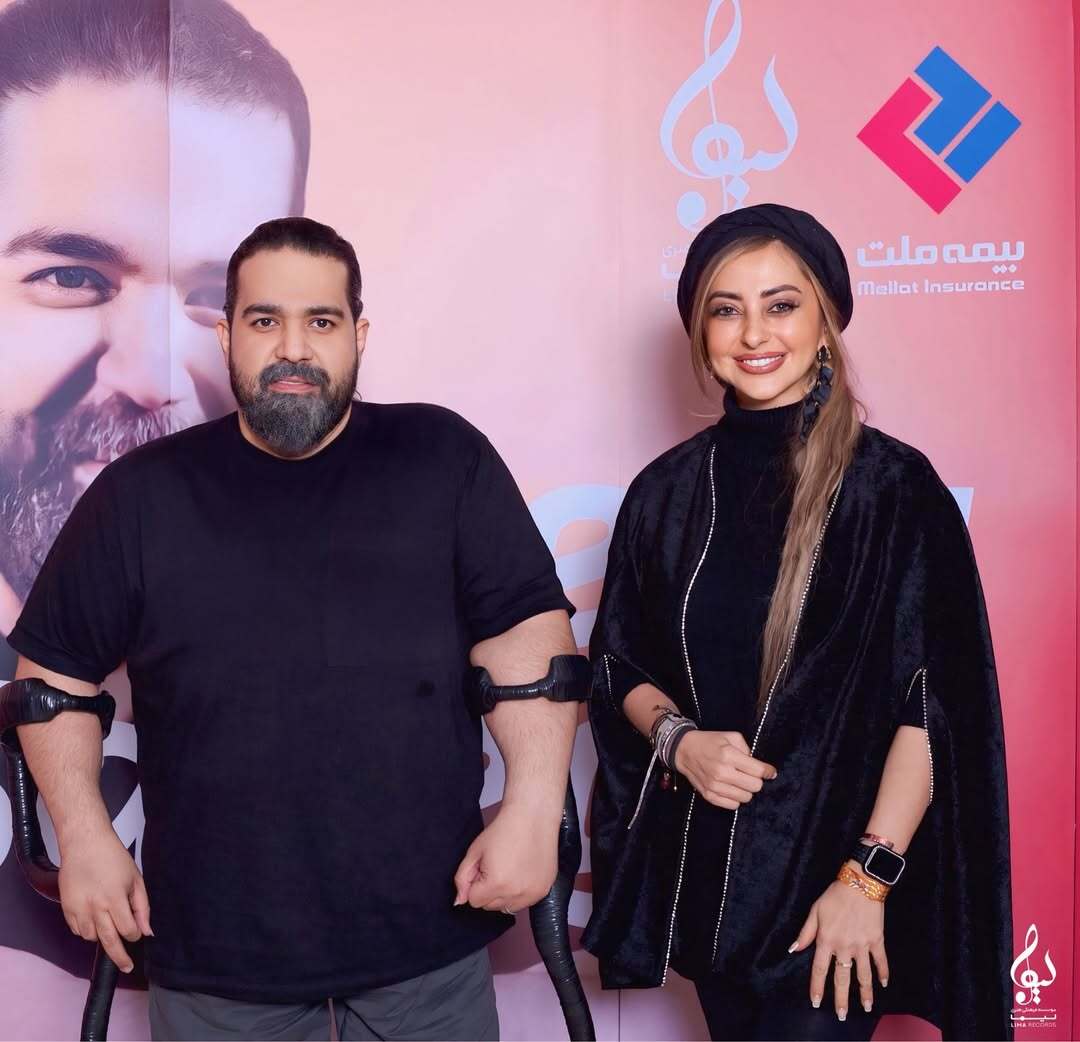 عکس صمیصمانه نفیس روشن و رضا صادقی در پشت صحنه کنسرت: ⁨ ⁨ عمو رضا بمونی برای همه ما رفیق‌ها