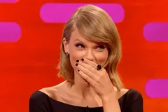 تیلور سوئیفت اندازه‌کردن شلوار جین گشاد با سنجاق را مُد کرد!