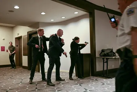 ویدئو | نحوه خارج کردن ترامپ و ملانیا و ونس از محل تیراندازی