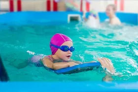 لباس شنای کودکان باید چه رنگی باشد؟