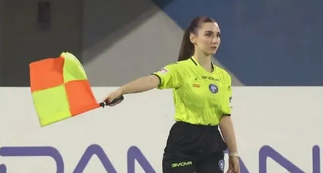 کمکداور زن جوان توجهها را به لیگهای پایین فوتبال ایتالیا جلب کرد کمکداور زن جوان توجهها را به لیگهای پایین فوتبال ایتالیا جلب کرد