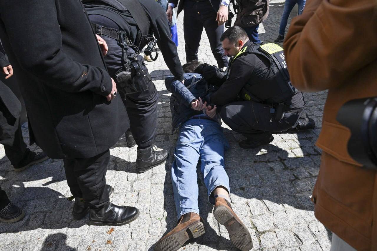 (عکس) چهره فردی که به سوی رضا پهلوی سس پرتاب کرد