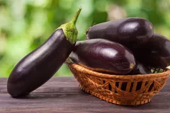 مصرف بادمجان برای این افراد ضرر دارد