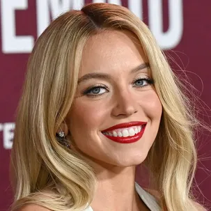 (تصاویر) این‌بار سیدنی سوئینی به سبک مرلین مونرو روی فرش قرمز حاضر شد