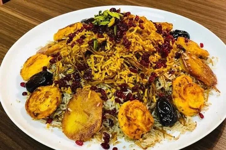 طرز تهیه رشته پلو با کشمش و بدون گوشت به روش مادربزرگ‌ها و مخصوص گیاهخوارها!