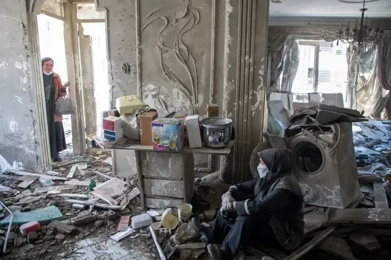 اسباب‌کشی از میان آوار در منطقه‌ای از تهران