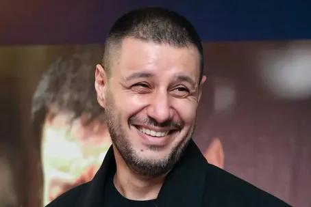 (ویدئو) واکنش جواد عزتی به بادیگاردها: خودم میرم!