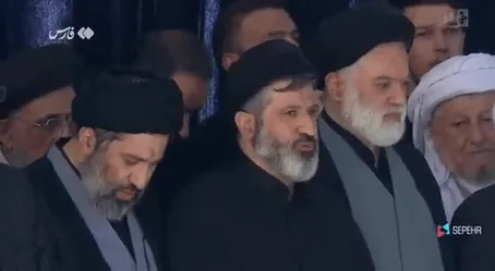 فیلمی از حضور سید مصطفی، سید میثم و سید مسعود خامنه‌ای در مراسم اقامه نماز بر پیکر رهبر شهید