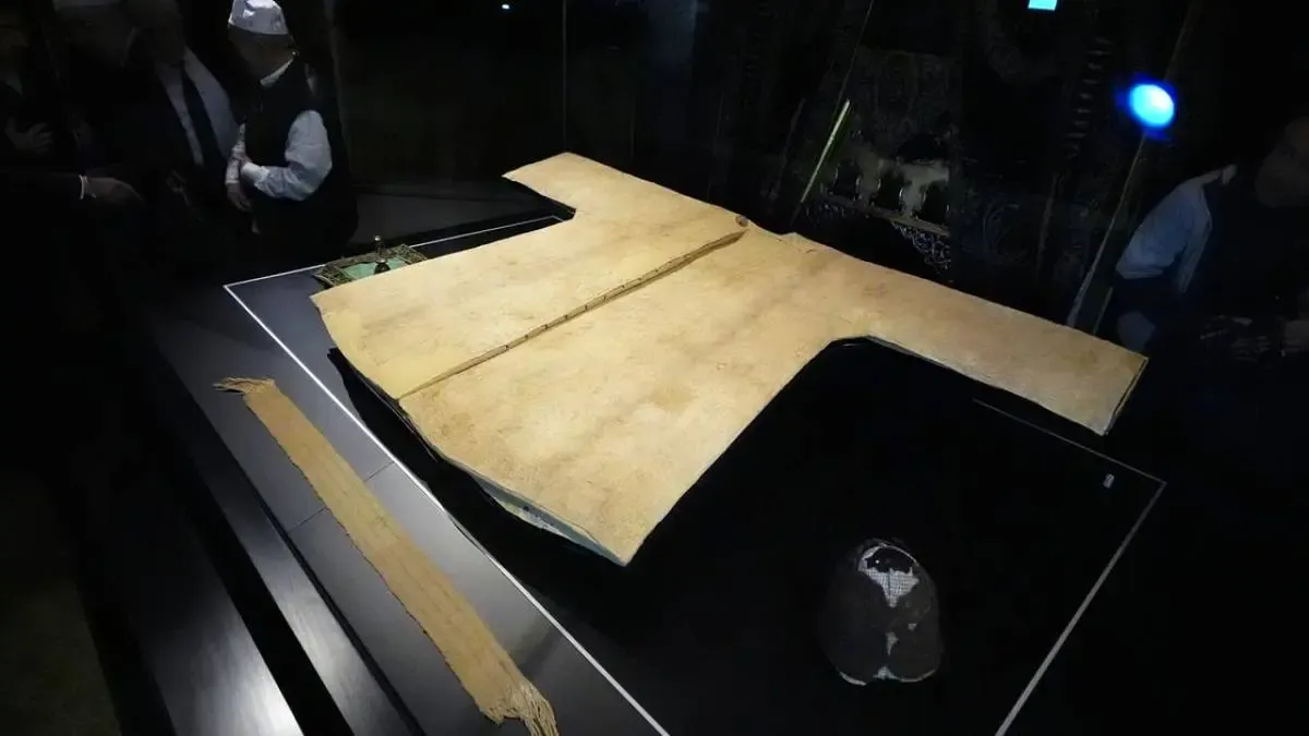 تصاویر؛ نمایش خرقه‌ای که منسوب به پیامبر است