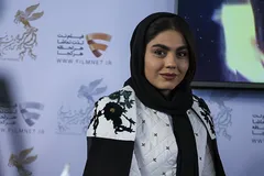 (عکس) آزاده زارعی بازیگر سریال آوای باران در کنار دو برادرش در دبی