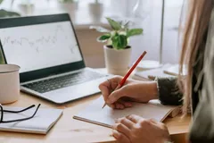  بنویسیم یا تایپ کنیم؛ کدام‌یک برای تفکر و خلاقیت مفیدتر است؟