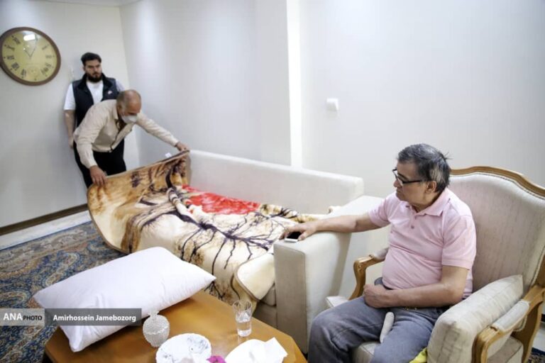 تصاویری از دکوراسیون ساده و غریبانه آخرین خانه رضا رویگری تصاویری از دکوراسیون ساده و غریبانه آخرین خانه رضا رویگری