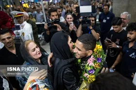 (تصاویر) لحظه احساسی دیدار رحمان عموزاد با همسر و فرزندش پس از ورود به ایران