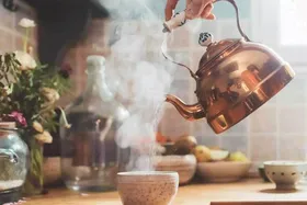 روش تمیز کردن رسوب کتری را می‌دانید؟ روش‌های خانگی و ساده پاک کردن کتری