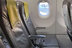  آداب معاشرت در حین پرواز‌؛ دسته صندلی وسط سهم چه کسی است؟