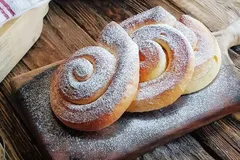 طرز تهیه نان مایورکا شیرین و خوشمزه؛ مناسب برای صبحانه