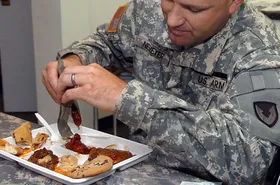 (ویدئو) سیگنال جنگی شام لوکس سرباز آمریکایی؛ آماده‌باش با لابستر و استیک!