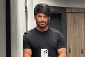 عکس | سلفی خاص و متفاوت محمدرضا گلزار با برج خلیفه دبی