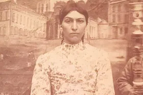 (عکس) یک شاهزاده خانم قجری سال ۱۲۹۴ تهران در کنار خدمتکار قلیان به دست در آتلیه عکاسی