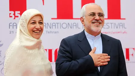(ویدئو) حضور محمد جواد ظریف و همسرش در نمایش تئاتر-ارکسترال «آرش»