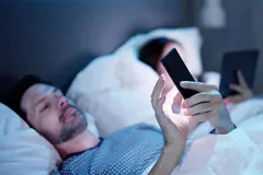 چرا نباید قبل از خواب از تلفن همراه استفاده کرد؟