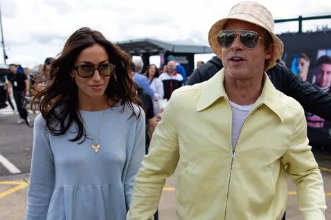 برد پیت ۶۲ ساله و دوست‌دختر ۳۳ ساله‌اش اینس د.رامون در یونان/ چرا این بازیگر با زنان جوان وارد رابطه می‌شود؟