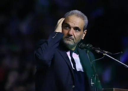 (ویدئو)  جواد خیابانی تصویر علی کریمی را در تلویزیون سانسور کرد!