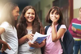 بلوغ زودرس دختران چگونه اتفاق می‌افتد و پیامدهای آن چیست؟