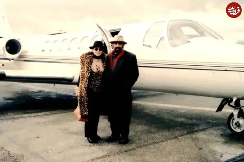 عکس مسعود کیمیایی و گوگوش کنار یک جت