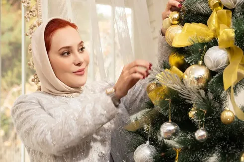 (عکس) استایل جدید آرام جعفری در کنار درخت کریسمس