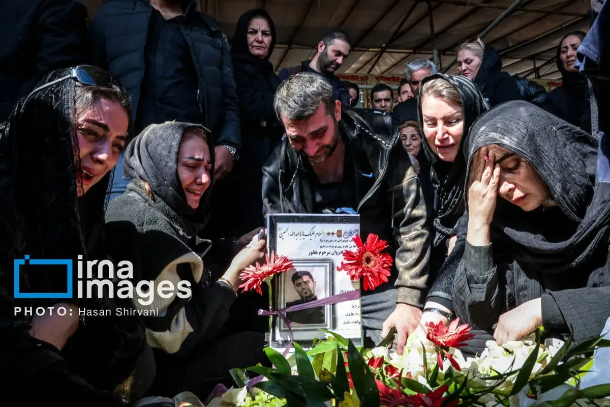 تدفین پیکر شهدای جنگ در بهشت زهرا