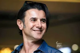 (تصاویر) امین حیایی با پیراهن لی و یک استایل صمیمانه در اکران «غریزه»