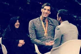 ویدئو | اشک‌های تلخ مرتضی مهرزاد، بلندقامت‌ترین مرد ایران به یاد مادر مرحومش در برنامه ۱۰۰۱