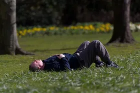 درمان خواب‌آلودگی بهاری با تغذیه و چند ترفند ساده