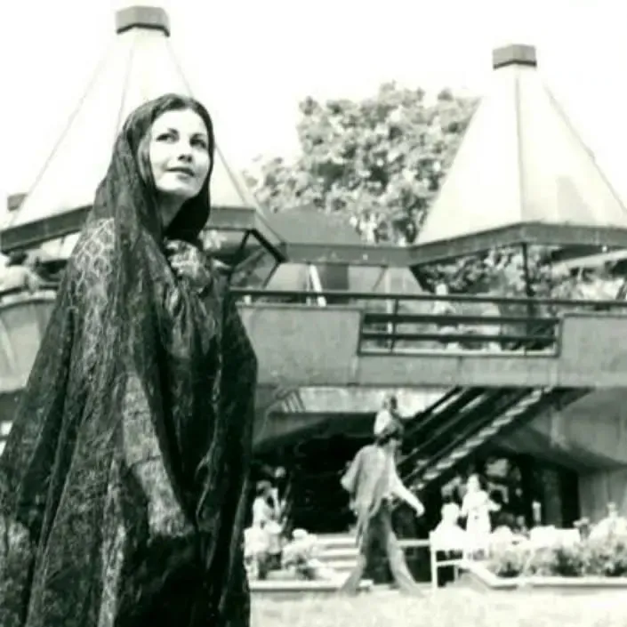 پوری بنایی در 33 سالگی و در نمایی از یک فیلم