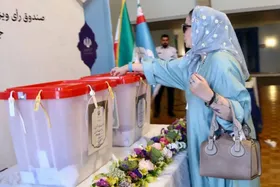 عکس‌ | استایل بهاره رهنما پای صندوق رای