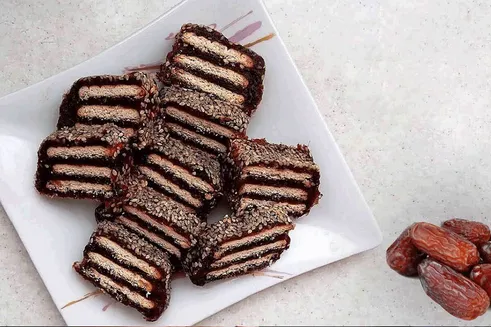 طرز تهیه شکلات خانگی سالم با خرما و مغز‌ها