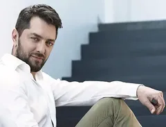 (ویدئو) تشویق گسترده بهرام رادان ستاره بی، چون و چرای نخستین اجرای نمایش «سیاوش»
