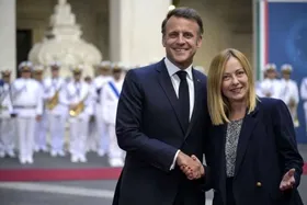 (ویدئو) بوسه‌های عجییب امانوئل مکرون بر صورت جورجیا ملونی