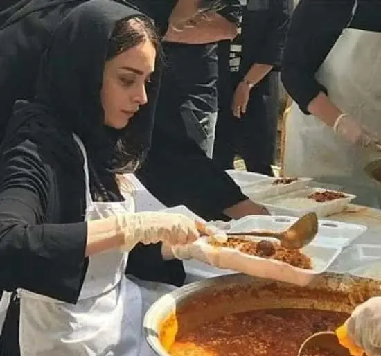 (عکس) بهنوش طباطبایی در حال پخش نذری امام حسین