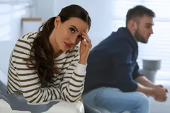 ۸ نشانه که می‌گوید فردی دوستتان ندارد اما خیلی خوب بازی می‌کند