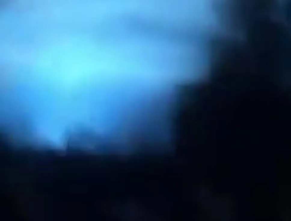 آبی شدن آسمان و قطع برق در برخی مناطق کرج پس از حمله شب گذشته/ آیا از بمب الکترومغناطیسی استفاده شده است؟