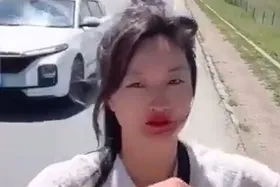 ویدئو | لحظه وحشتناک له شدن زن جوان بین دو خودرو حین لایو اینستاگرامی!