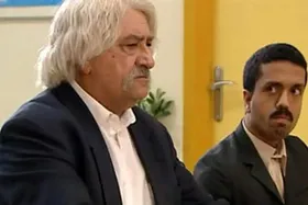 (ویدئو) نماز خواندن بازیگر سریال ستایش روی دیوار چین