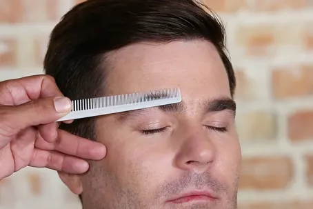 چرا برخی مردان مژه‌هایشان را می‌تراشند؟