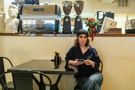 (ویدئو) الهام اخوان: در زمان جنگ خودم دست مردم قهوه دادم، نمی‌تونستم از تهران برم