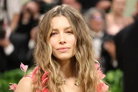 ویدئو |‌ جسیکا بیل کیست و چرا پیش از مت گالا در ۹ کیلوگرم نمک حمام کرد؟!