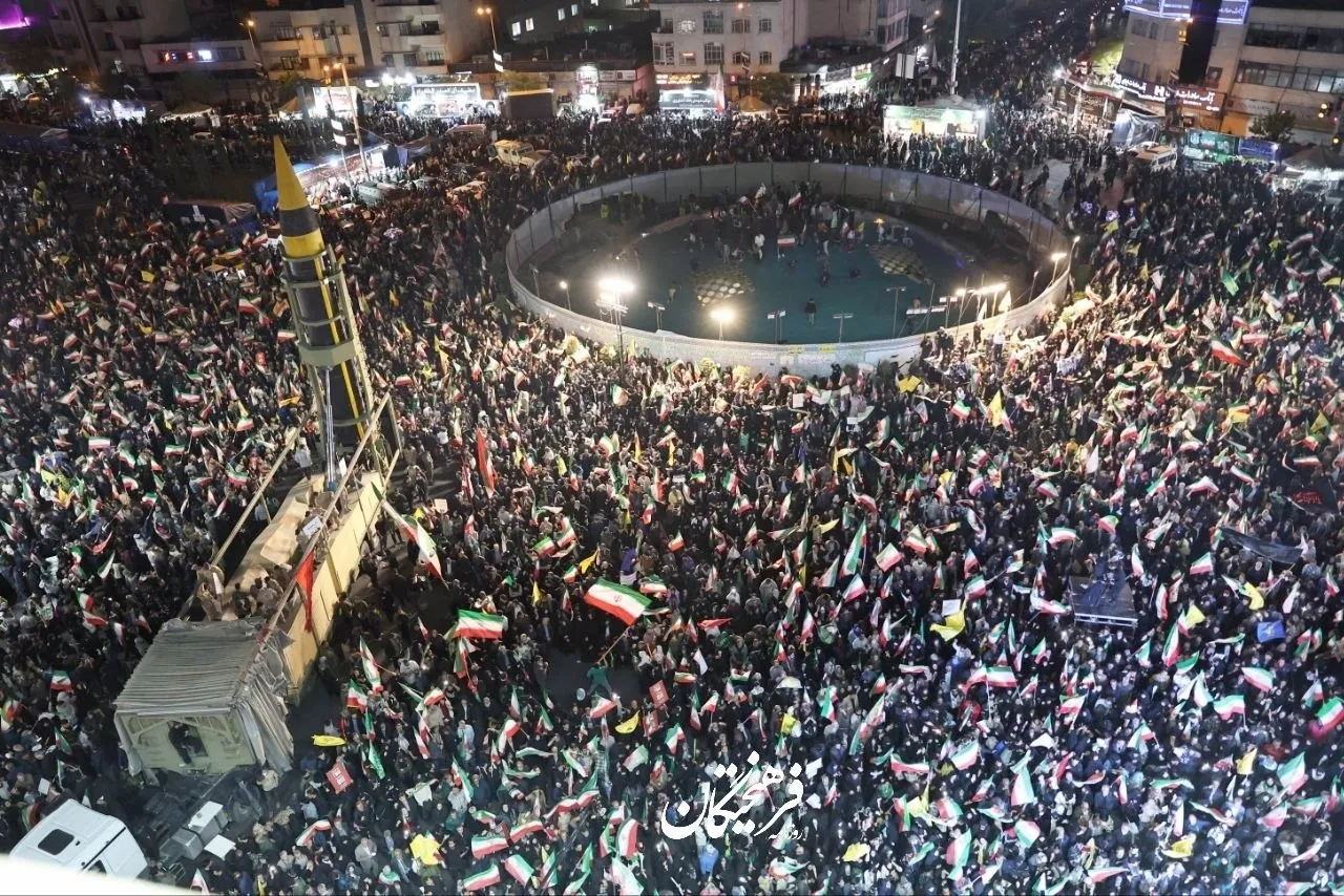 راهپیمایی مردم در میدان انقلاب